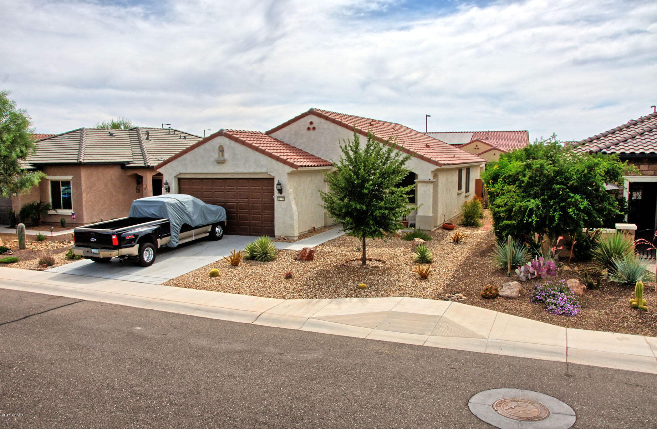 Single-story desert house with gravel landscaping